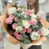Кустовые розы Мадам Бомбастик с маттиолой